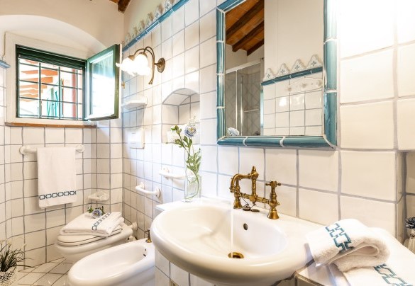 Bathroom with shower n.5 on the first floor – Villa Elisa 