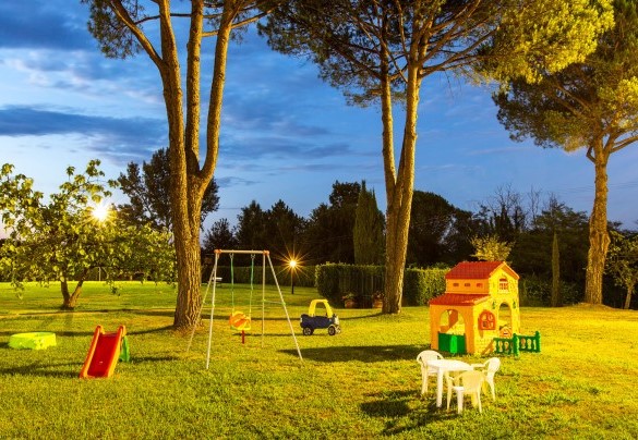  Games for children in the groomed lawn – Villa Elisa 
