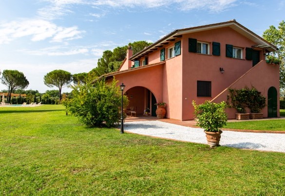 The driveway – Villa Elisa 