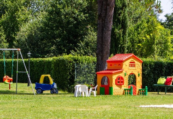 Games for children in the groomed lawn – Villa Elisa 