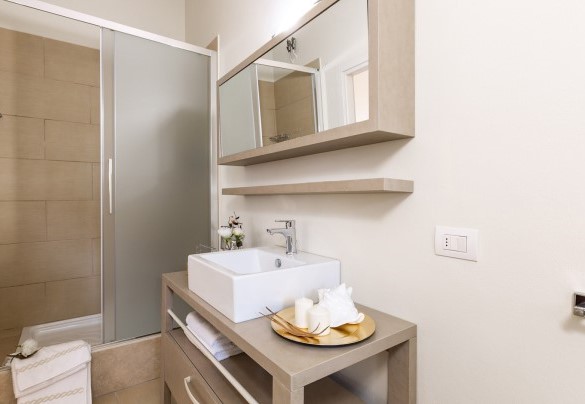 Bathroom with shower n.6 on the first floor. Apartment – Villa Elisa