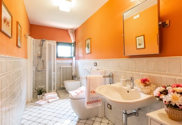 Bathroom with shower n.2, en-suite at the bedroom n.2 – Villa Elisa 