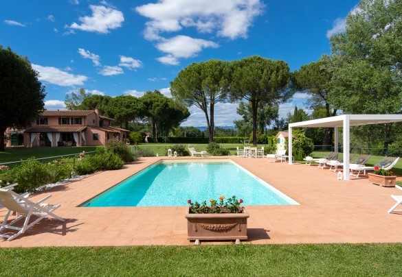 The large terracotta solarium with gazebo, comfortable sunbeds, deckchairs, chairs and tables – Villa Elisa 