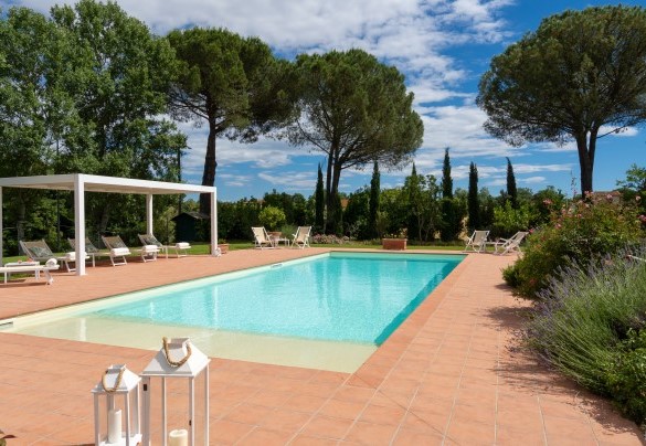 The pool, located in front of the villa which is only 30 meters away, can be reached through the lawn – Villa Elisa 