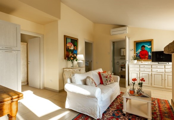 Seating space with fireplace and sat Tv, on the first floor. Apartment – Villa Elisa 