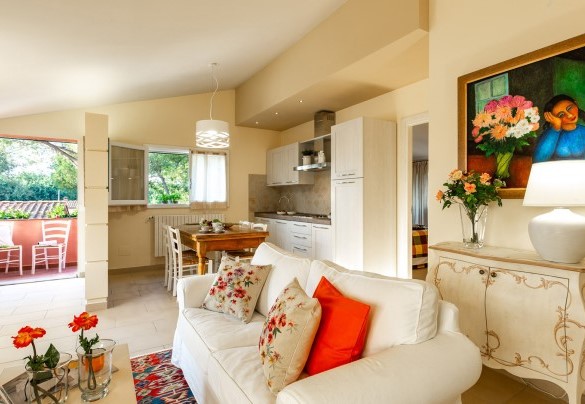 Seating space with fireplace and sat Tv, on the first floor. Apartment – Villa Elisa 