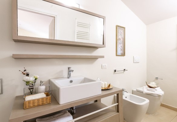 Bathroom with shower n.6 on the first floor. Apartment – Villa Elisa 