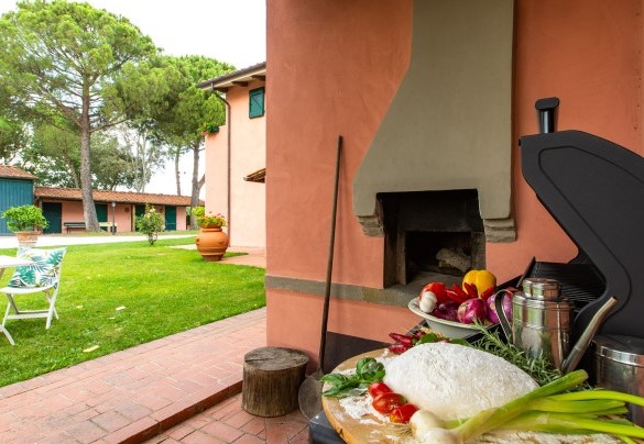 Next to the porch is the pizza oven and a modern gas mobile barbecue – Villa Elisa 