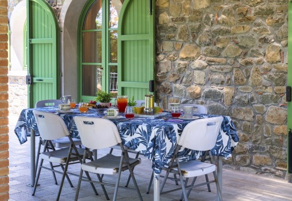Nella zona anteriore della villa troviamo un portico in muratura allestito con una bella zona pranzo - Villa Elsa