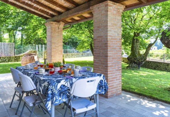 Nella zona anteriore della villa troviamo un portico in muratura allestito con una bella zona pranzo - Villa Elsa