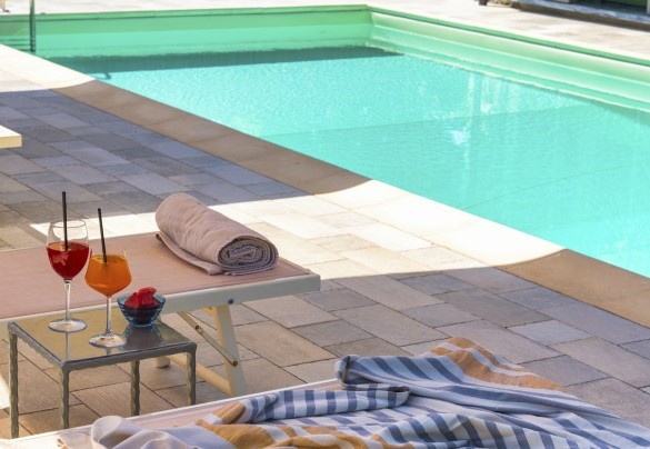 La piscina si trova sul retro della casa ed è raggiungibile direttamente anche dalla camera al piano terra - Villa Elsa