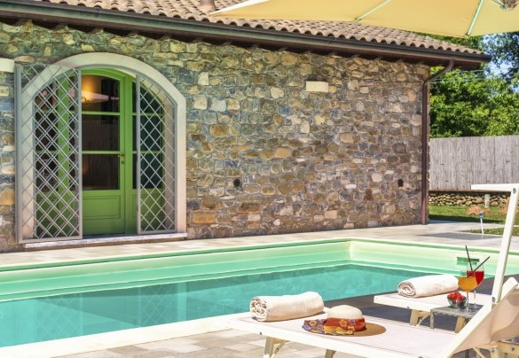 La piscina si trova sul retro della casa ed è raggiungibile direttamente anche dalla camera al piano terra - Villa Elsa
