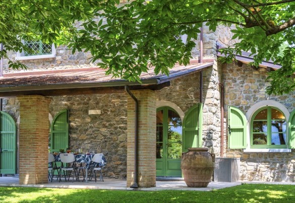 Nella zona anteriore della villa troviamo un portico in muratura allestito con una bella zona pranzo - Villa Elsa
