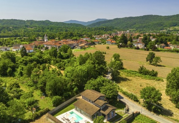 Nel cuore della Lunigiana, immersa all'interno di una verdeggiante campagna, circondata dalle Alpi Apuane che la avvolgono quasi a proteggerla, troviamo Villa Elsa - Villa Elsa