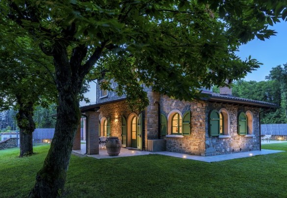 Caratteristico casale in pietra sapientemente ristrutturato rispettando le caratteristiche del tempo utilizzando materiali tipici come la pietra, il marmo e il cotto - Villa Elsa