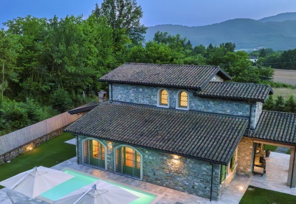 Caratteristico casale in pietra sapientemente ristrutturato rispettando le caratteristiche del tempo utilizzando materiali tipici come la pietra, il marmo e il cotto - Villa Elsa