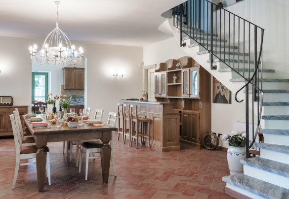 un ampio e luminoso soggiorno caratterizzato da un angolo bar, un’accogliente zona pranzo e una area relax/tv con camino ornamentale - Villa Elsa