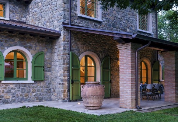 Caratteristico casale in pietra sapientemente ristrutturato rispettando le caratteristiche del tempo utilizzando materiali tipici come la pietra, il marmo e il cotto - Villa Elsa