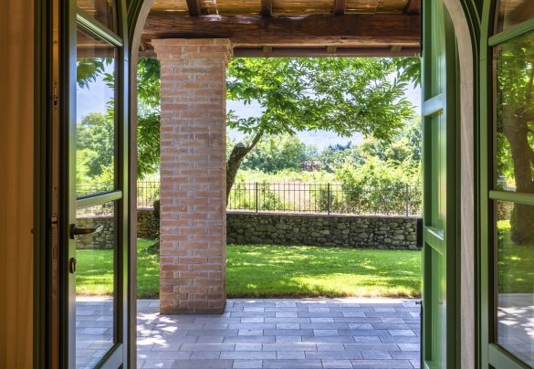 accesso diretto al portico e alla sua zona pranzo - Villa Elsa