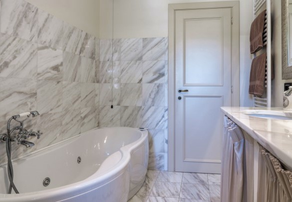 bagno con vasca al piano terra - Villa Elsa