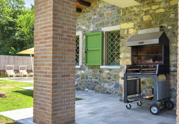 Nella zona anteriore della villa troviamo un portico in muratura allestito con una bella zona pranzo - Villa Elsa