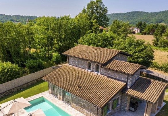 Nel cuore della Lunigiana, immersa all'interno di una verdeggiante campagna, circondata dalle Alpi Apuane che la avvolgono quasi a proteggerla, troviamo Villa Elsa - Villa Elsa