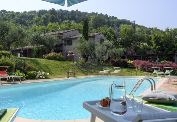 Pool and relaxation area overlooking the villa - Villa Emilianna