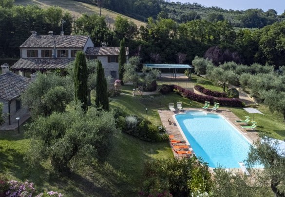 The villa and pool immersed in the hilly landscape - Villa Emilianna