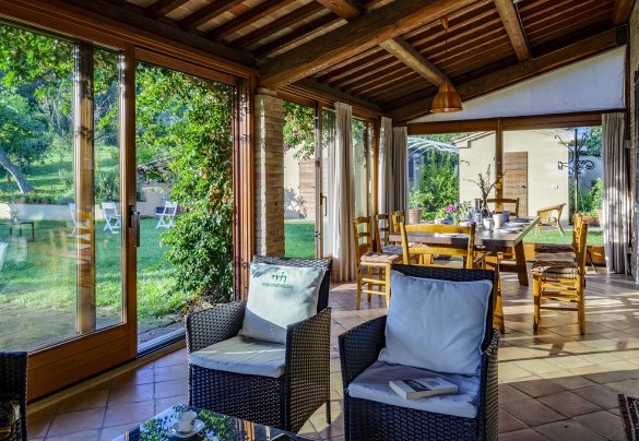 Relaxation corner in the garden with chairs and table - Villa Emilianna