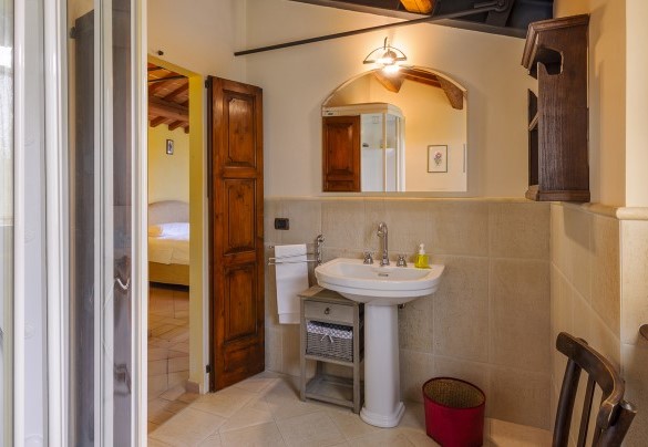 Ensuite bathroom with shower n. 4 on the first floor - Villa Emilianna