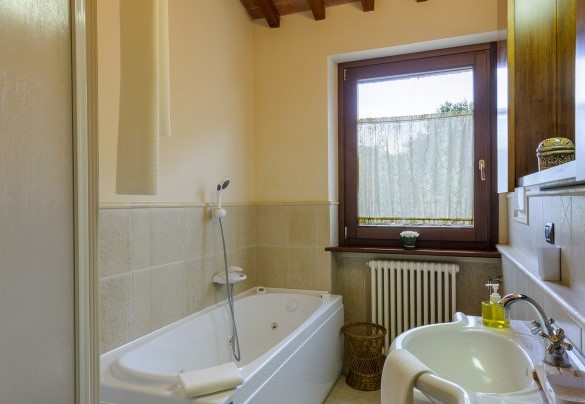 Bathroom with shower and whirlpool tub n. 2 on the first floor - Villa Emilianna