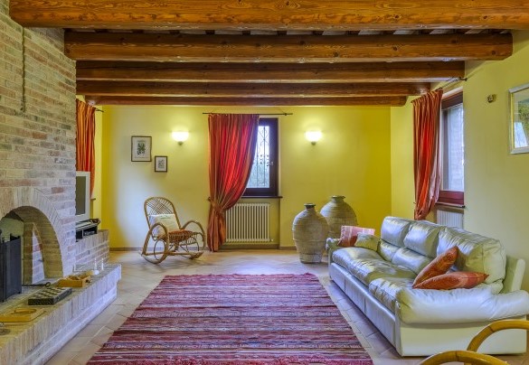 Living room with fireplace and traditional furnishings - Villa Emilianna