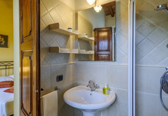 Ensuite bathroom with shower n. 3 on the first floor - Villa Emilianna