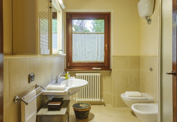 Bathroom with shower n. 1 on the first floor - Villa Emilianna