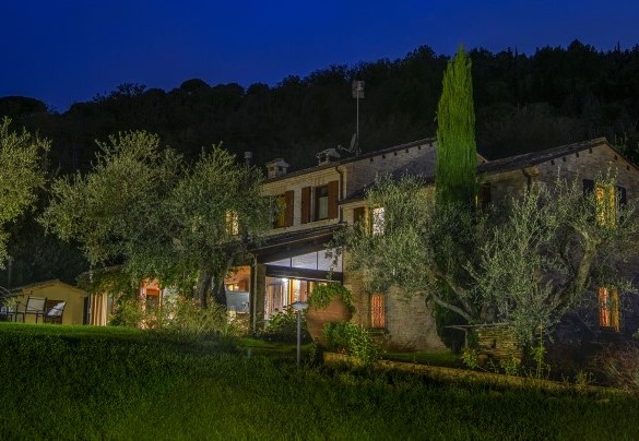 Night view of the villa surrounded by greenery with outdoor lighting - Villa Emilianna