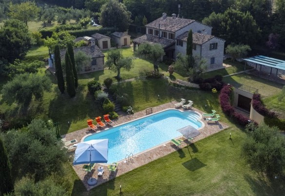 The villa and pool surrounded by greenery - Villa Emilianna