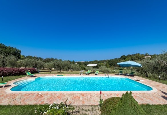 Pool and sunbathing area - Villa Emilianna