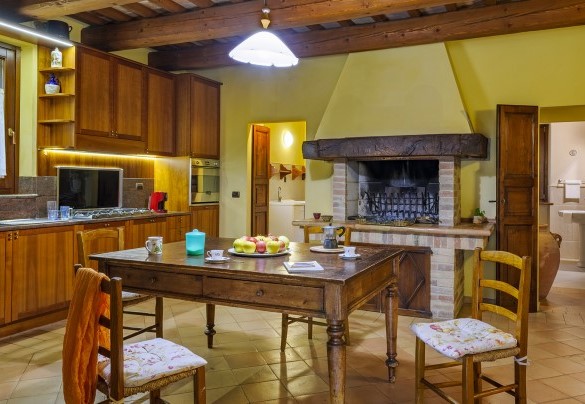 Kitchen with wooden furniture and fireplace - Villa Emilianna