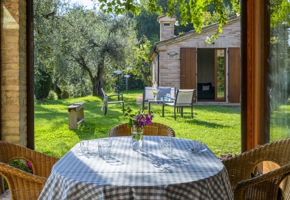 Outdoor dining table - Villa Emilianna