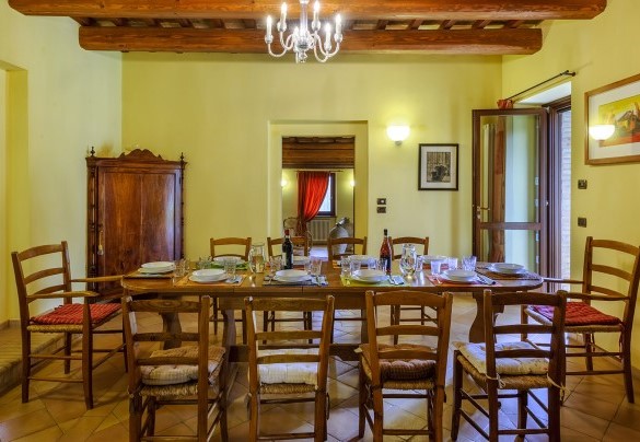 Dining room with table and wooden chairs - Villa Emilianna