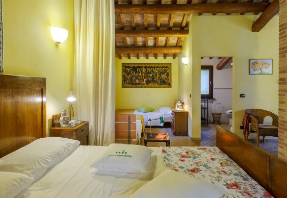 Double bedroom no. 5 with double bed and two single beds divided by curtains in the annex - Villa Emilianna