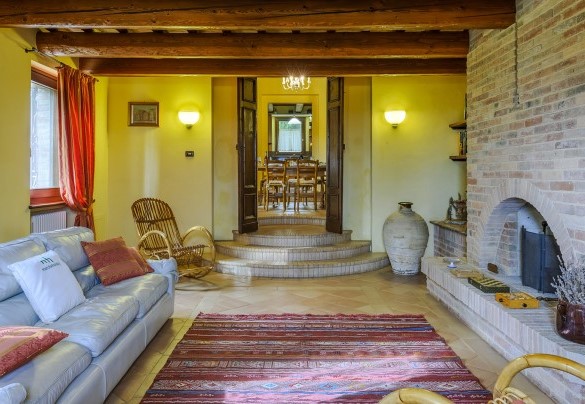 Living room with brick fireplace and sofa - Villa Emilianna