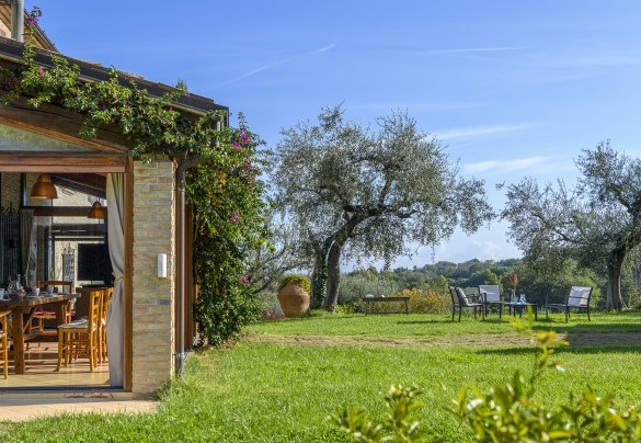 Panoramic garden with relaxation corners - Villa Emilianna