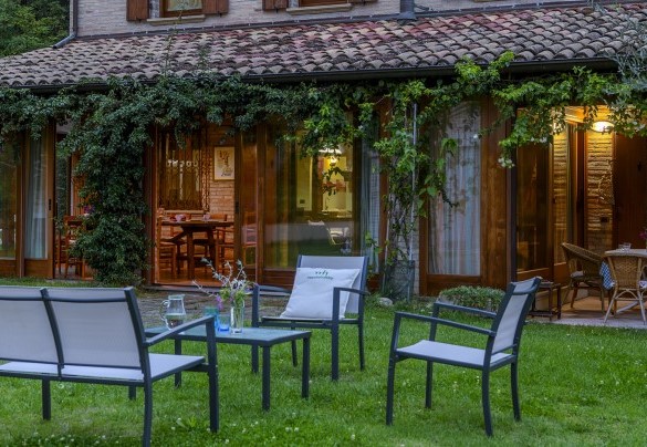 Outdoor furniture and veranda at sunset - Villa Emilianna