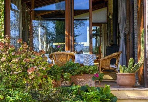 Relaxation corner in the garden with chairs and table - Villa Emilianna