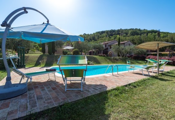 Pool area with umbrellas and sunbeds - Villa Emilianna