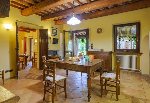 Kitchen with access to the veranda and the garden - Villa Emilianna