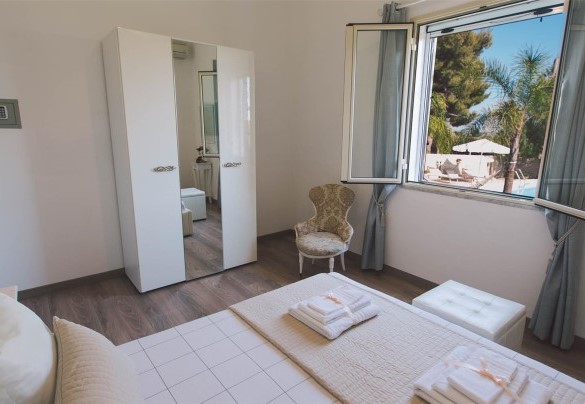 Double bedroom with pool view - Villa Ferradina