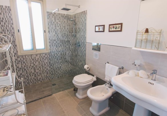 First bathroom -Villa Ferradina