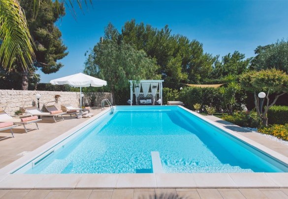 Swimming pool and solarium - Villa Ferradina
